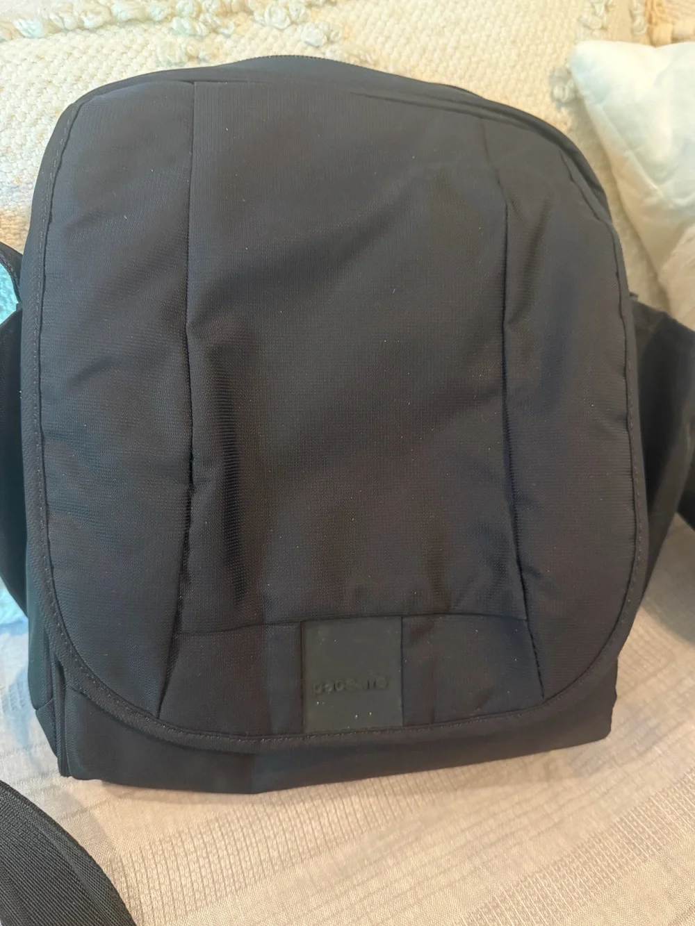Pacsafe Metrosafe LS200 Anti-Theft Black Unisex Shoulder Bag